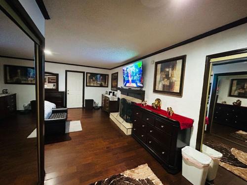 Compton Maison | Cozy & Spacious 3BR Rustic Stay Minutes from LAX