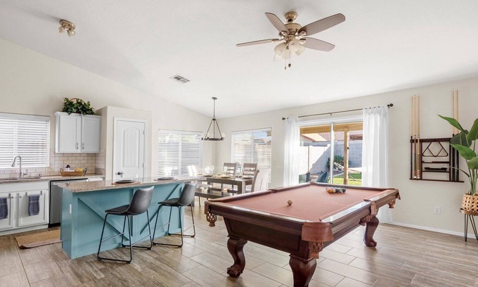 Castlegate Maison | Cozy, Spacious, Charming, Convenient, Family - King - Billiard -