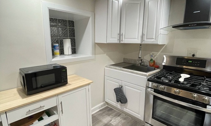 West Englewood Appartement | Cozy Spacious Garden Unit
