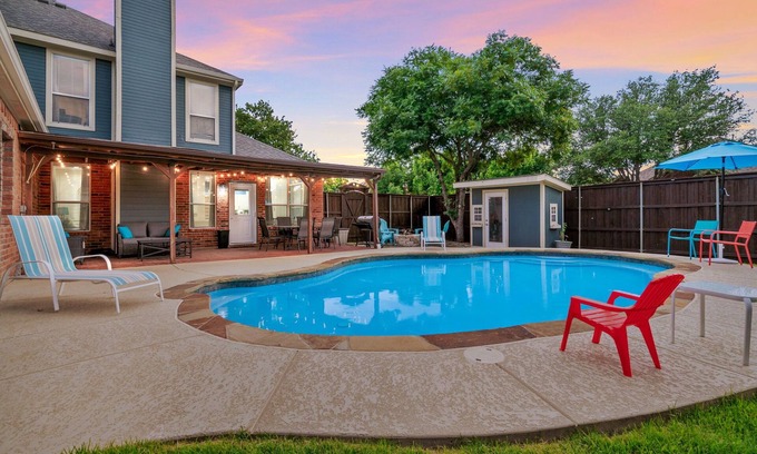 Lewisville Maison | Elegant Home w Private Pool, BBQ, game room close to DFW Sleep 10-12