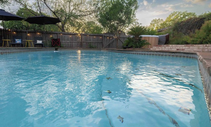 Great Northwest Maison | Cozy Spur - Close to Lackland, Pool, Hot tub & Games