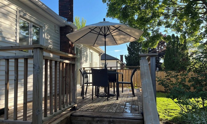 Port Weller West Maison | Cozy St. Catharines Bungalow: Your Home Away From Home in Niagara Region!
