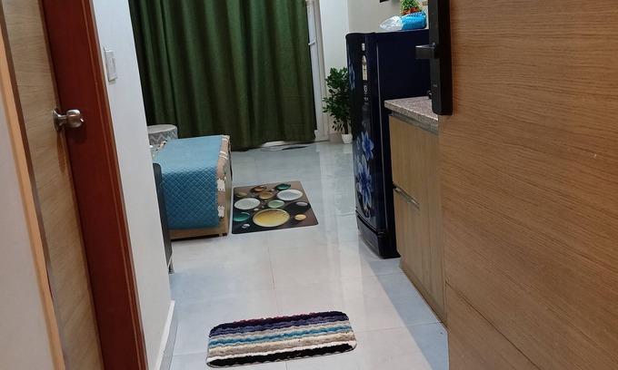 Greater Noida Appartement | Cozy Staycation Gaur City Center Noida