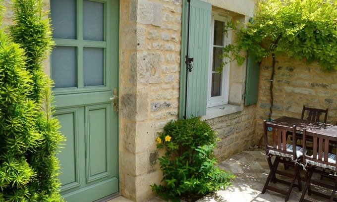 Coulonges Cottage | Charmante maison en pierre avec cour privée, équipements bébé, vélos, proche de la Charente