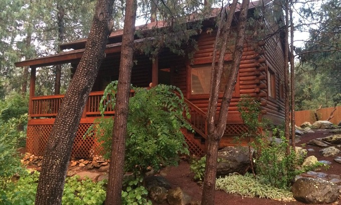 Whispering Pines Cabine | Cozy cabine streamfront niché dans les pins