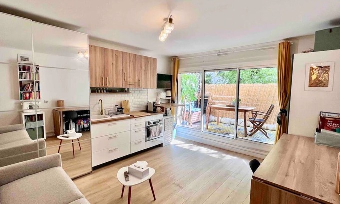 Levallois-Perret Appartement | Cozy studio and large terrace 5 mn from the metro and 10 mn from Paris only!