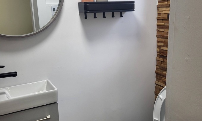 Nouveau-Rosemont Appartement | Cozy studio appartement in New Rosemont neighborhood near public transit.