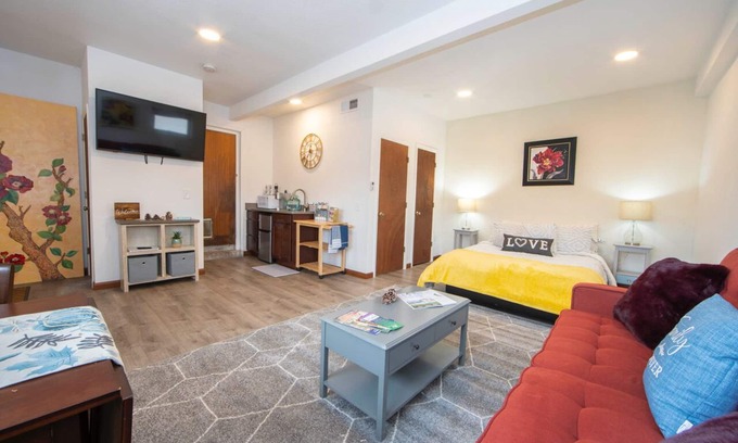 North Alameda Appartement | Cozy Studio Close to Downtown and Red Rocks Fully Equipped for an Enjoyable Stay