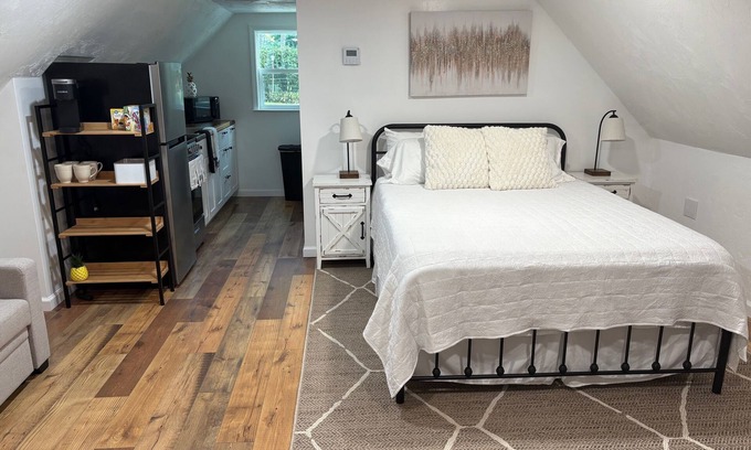 Tallahassee Appartement | Cozy studio in charming NE Tallahassee. 10 miles to the Capital and FSU stadium.