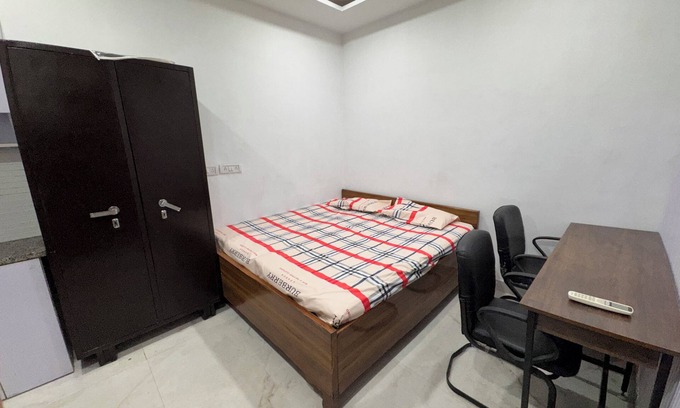 Old Rajinder Nagar Appartement | Cozy studio in tranquil New Delhi with AC