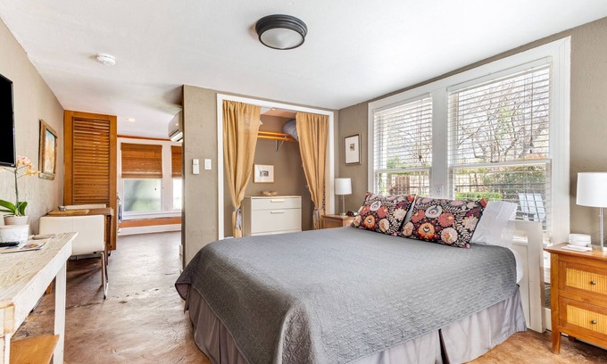 Zilker Maison | Cozy Studio Minutes From Barton springs and Downtown