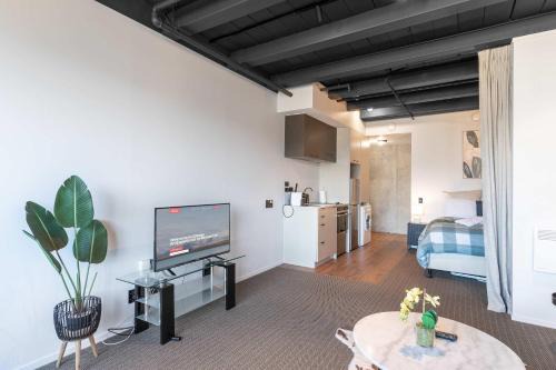 Petone Appartement | Cozy Studio - Private Balcony Bath and Tub