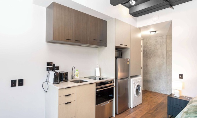 Petone Appartement | Cozy Studio - Private Balcony, Bath and Tub