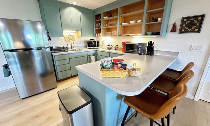Lake Forest Park Appartement | Cozy studio that sleeps 4 in Kenmore with a/c, WiFi and farm fresh eggs!