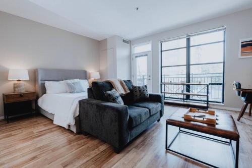 DeBaliviere Place Appartement | Cozy Studio w Pool & WFH Setup St Louis
