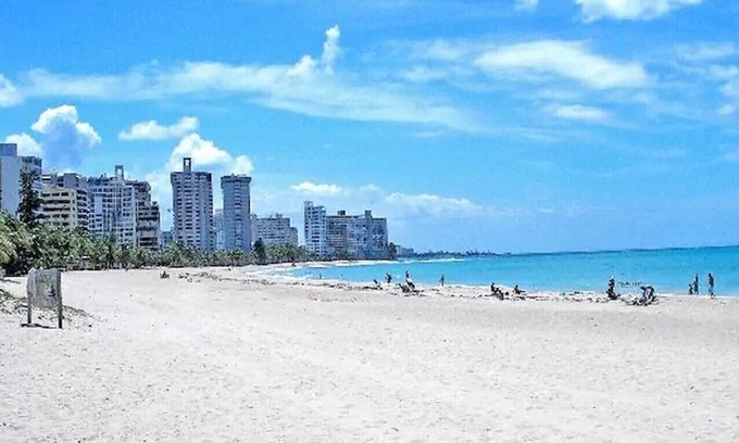 Santurce Appartement | Cozy Studio-WiFi, Walk to Rests & Beach W/ Parking