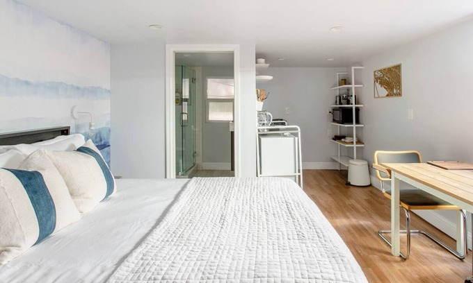 East End Appartement | Cozy Studio with Separate Entrance Steps From Downtown