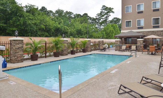 Tomball Copropriété | Cozy Suite in Tomball | Business Center On-Site + Free Breakfast!