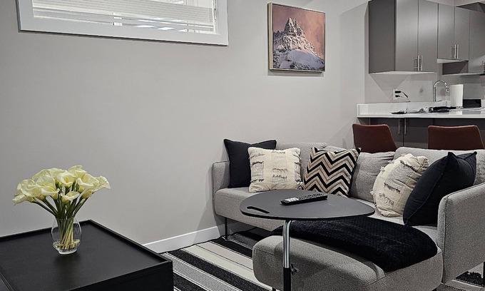 Northwest Edmonton Maison | Cozy Suite: Private and peaceful 2 bedroom basement suite with keyless entry