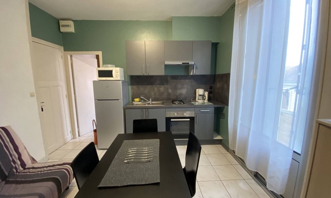 La Roche-Posay Appartement | Charmant T2 en Centre-ville avec Balcon et Wi-Fi proche des Thermes – La Roche-Posay