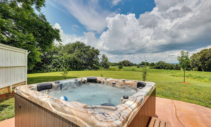 Winchester Maison | Cozy Tennessee Abode w/ Private Hot Tub & Fire Pit