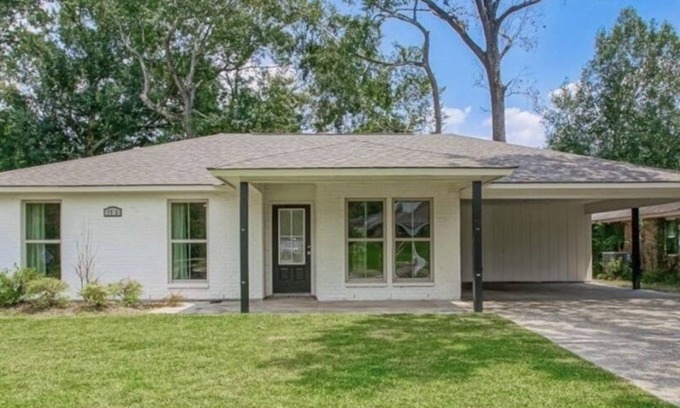 Old Jefferson Maison | Cozy three bedroom two bath minutes away from anything desire in Baton Rouge
