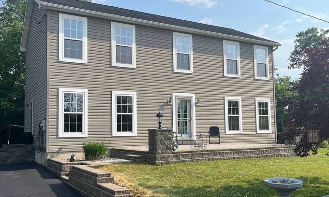 Castleton-on-Hudson Maison | Cozy Tiki Bar House. 10 minutes to downtown Albany!