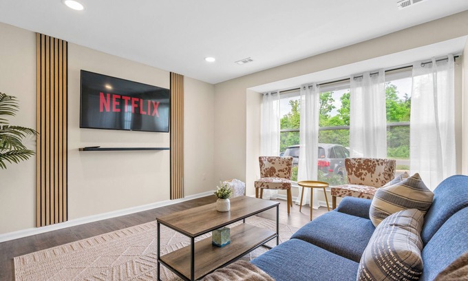 Sterling Maison | Cozy Townhome - 7 min from Dulles Aiport / 35 min to DC!
