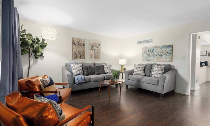 Grandview Maison | Cozy TownHome Renovated & Mins from KC Attractions