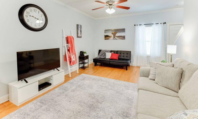 Tuscaloosa Maison | Cozy Townhome with Pool & Gym, 3.2 Miles from UA