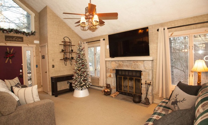 White Haven Maison | Cozy Townhouse in Jack Frost Ski Resort with hot tub
