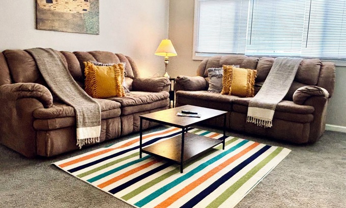 Columbus Appartement | cozy travelers retreat budget friendly 2 bedroom/13mins from osu and downtown