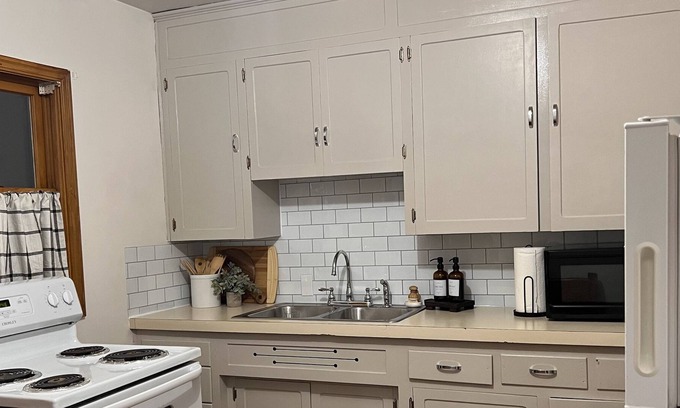 Fairmont Appartement | Come and relax in this two bedroom, fully furnished.