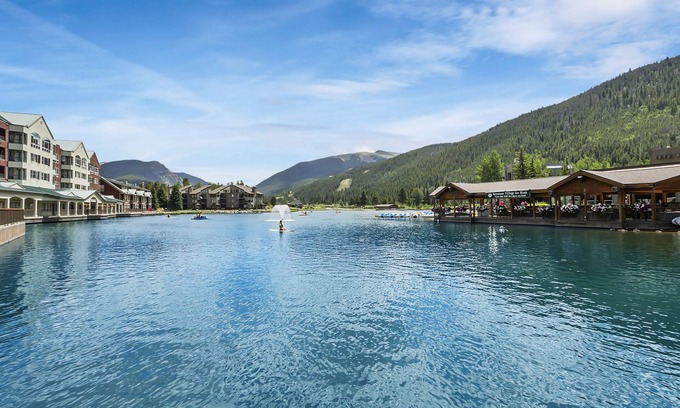 Lakeside Village Copropriété | Cozy, updated condo with lake views and ski shuttle right out front!