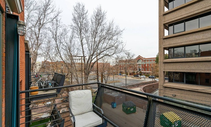 Capitol Hill Copropriété | Cozy, upgraded top floor 1-bedroom condo in Central Denver/Capital Hill!