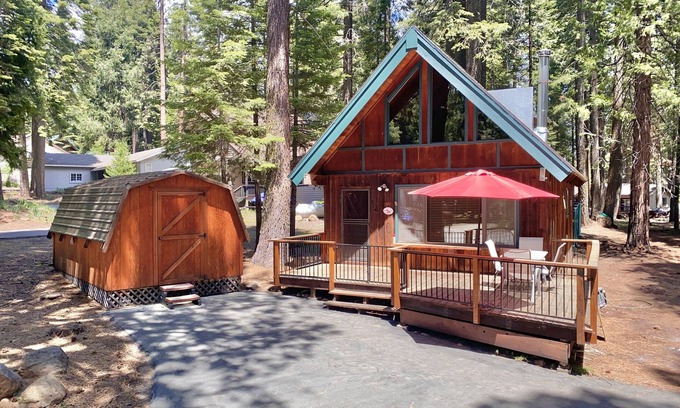 Lake Almanor Country Club Cabine | Cozy Conifer Cabin in the Country Club at Lake Almanor