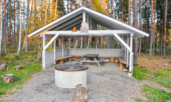 Forshaga Appartement | Cozy vacation apartment in beautiful wooded surroundings, directly on the Klarälvsbanan cycle path.