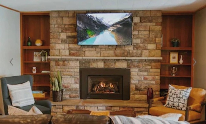 Webster Cabine | Cozy Vacation Cottage on the Lake with Hot Tub!