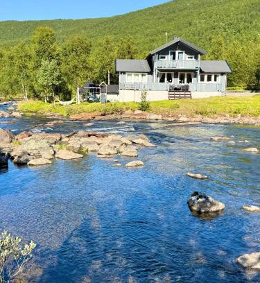 Narvik Maison | Cozy Valley Retreat by River, Lake and Muntains