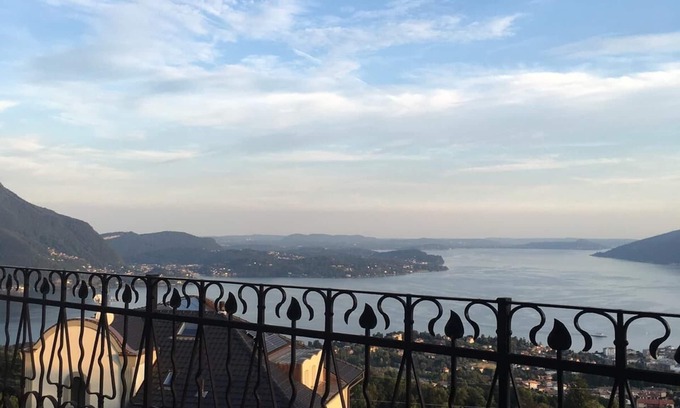 Bee Villa | villa confortable avec vue imprenable sur le lac Majeur