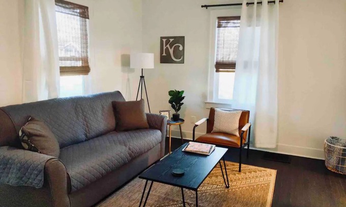South Kansas City Maison | Cozy Waldo Hideaway - King sized bed with fenced in backyard