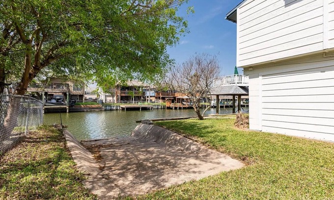Bayou Vista Maison | Cozy Water Escape Near Galveston