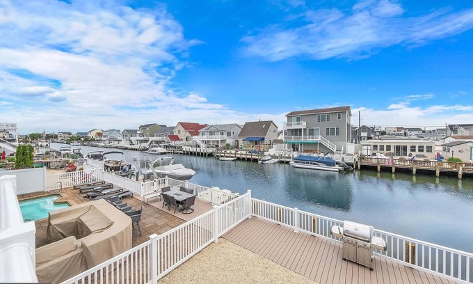 Beach Haven West Maison | Cozy Waterfront 4-bedroom house in Beach Haven West - New to the Market!!