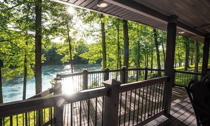 Doniphan Maison | Cozy Waterfront Getaway ~ Private Dock ~ Doniphan