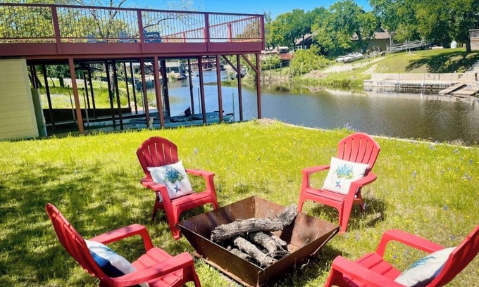 Granite Shoals Maison | Cozy Waterfront Home on Lake LBJ with Boat Slip & Sun Deck! Kayaks included!
