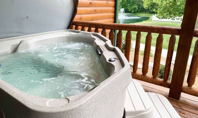 Millersburg Appartement | Cozy Waterview Lodge Suite w/ Hot Tub