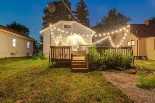 Westmont Maison | Cozy Westmont Home Walk to Metra Station!