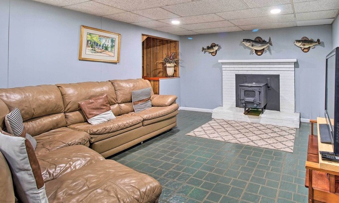 Woodbridge Maison | Cozy Woodbridge Home w/ Fire Pit & Deck
