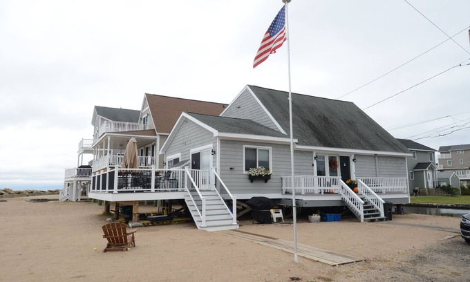 East Haven Maison | Cozy, year round beachside cottage just steps to the water