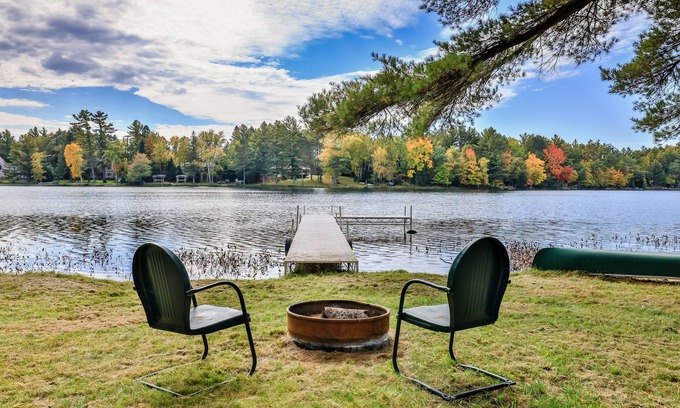 Arbor Vitae Cabine | Cozy Year Round Lakefront Cabin- Family & Dog friendly- Private Dock